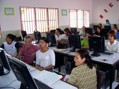 Docentes de la U.E.Bolivaraiana "Juan Picón González" realizando taller de las TIC
